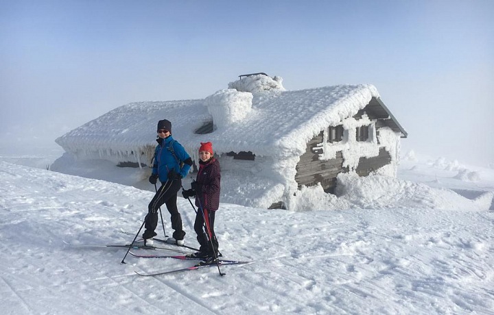 Martina Bedrnová v Krkonoších na běžkách s dcerou.