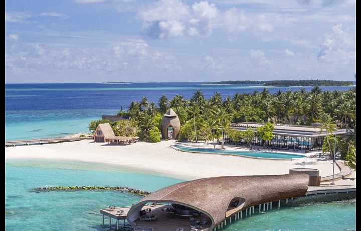 The ´Whale´ Bar St Regis Maledives Vommuli Resort