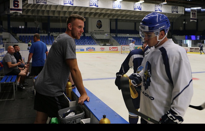  Michael Obrtel v diskusi s hráči při tréninku na ledě. 