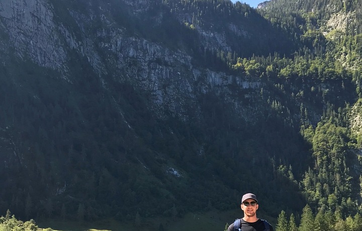 Michael Obrtel v přírodě u jezera Obersee.