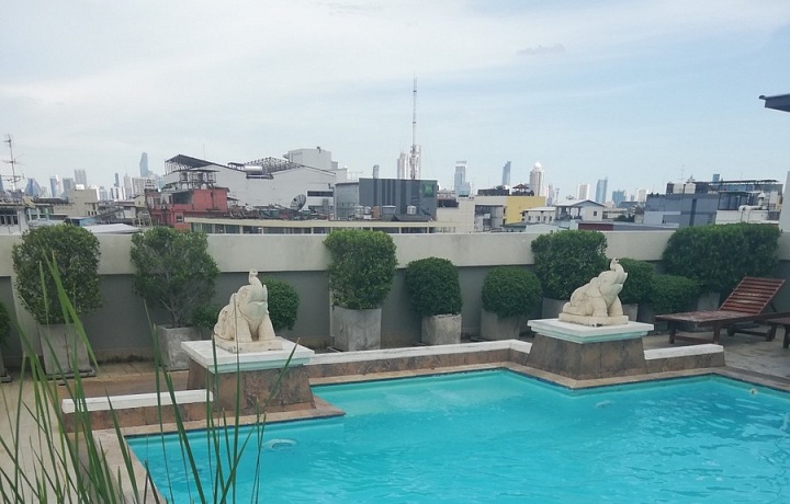 Swimmingpool on the roof