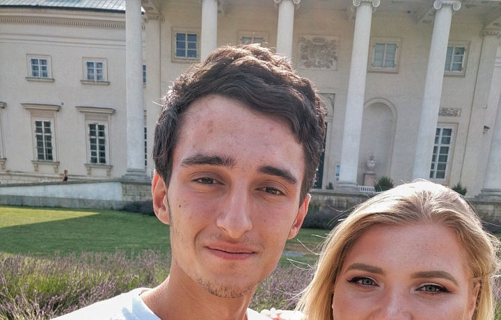 Přítel chytí víc ryb než ona. 