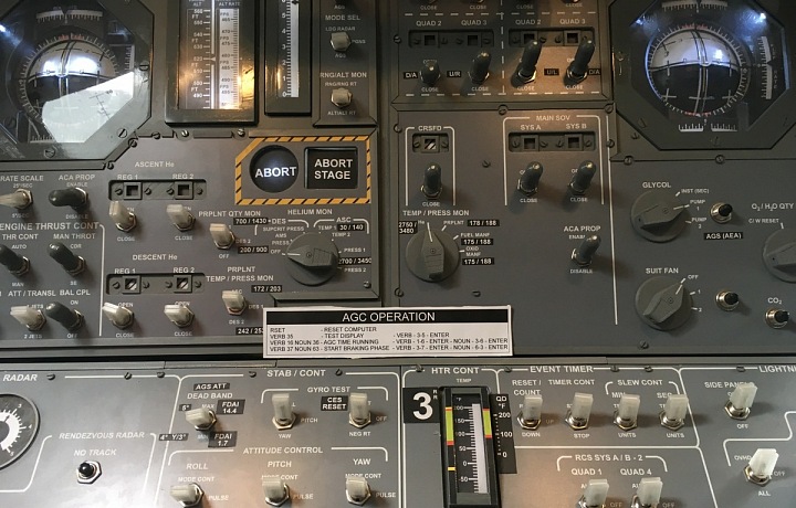 Počítač vypadal a byl v té době dost primitivní.