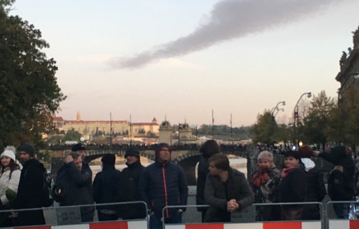 Už v sedm hodin byla fronta až k Smichovu. 