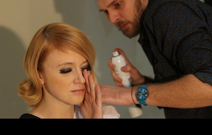 Soustředěný při práci.