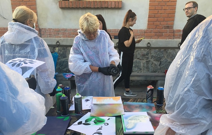 Poprvé v životě držela v ruce sprej. 