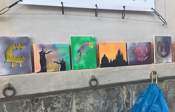 Výtvory vycházejících umělců. 