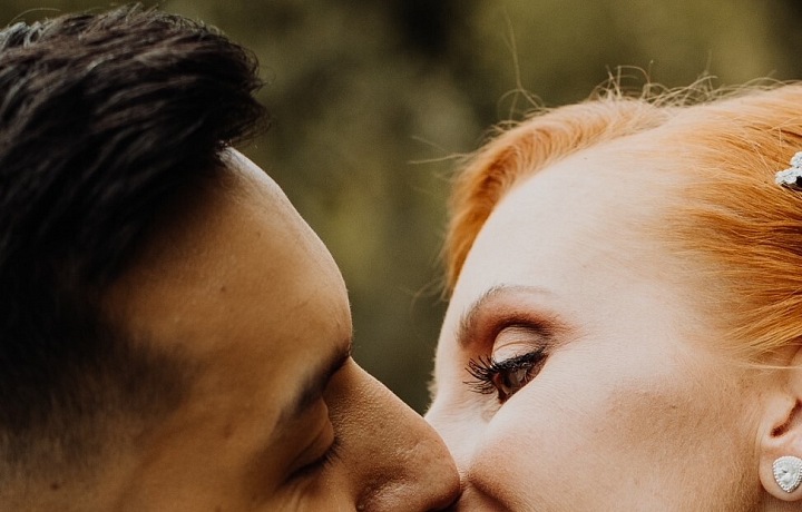 Klára Prošková a svatební polibek s Michalem Schöpke.