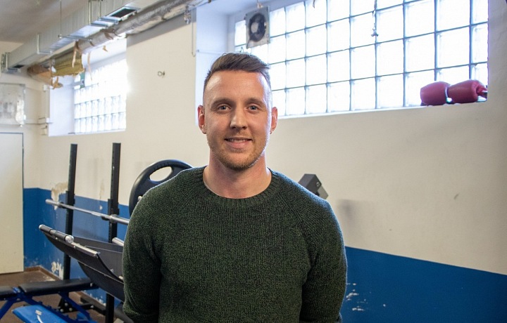  Michael Obrtel na kladenském stadiónu před rozhovorem.