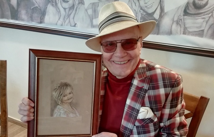 Přeučil s obrázkem své ženy. 