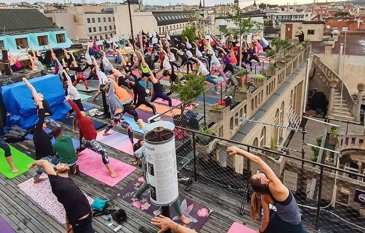 Lekce jógy na střeše Lucerny