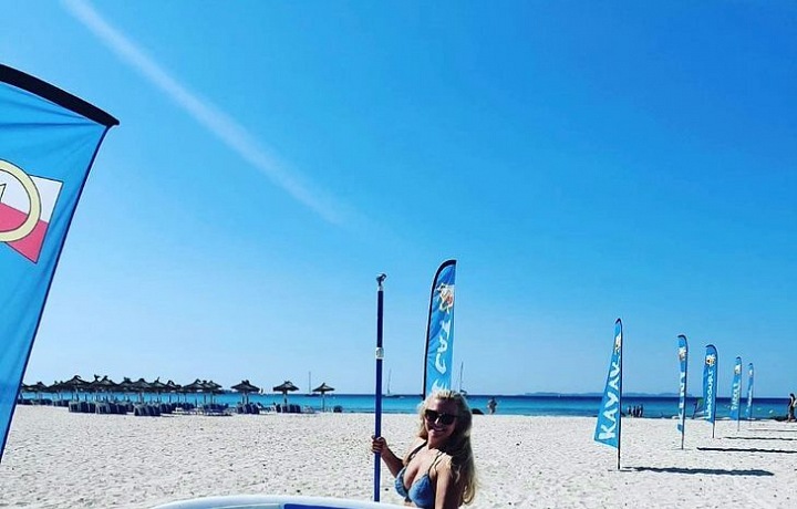 Kijonková se surfem. 