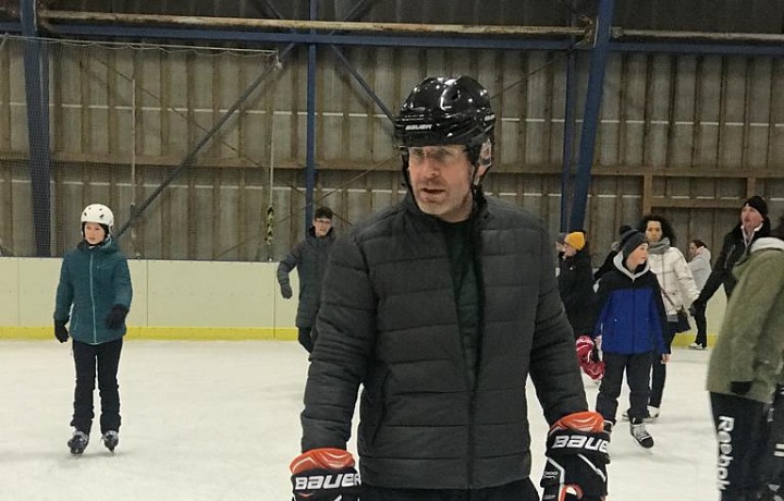 Posilovna, sport, brusle... To je jeho.