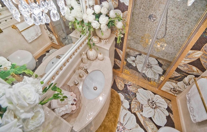 La Belle, bathroom