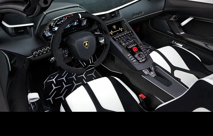 Lamborghini Aventador SVJ Roadster, interiér