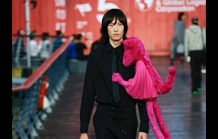 Muž v černém obleku Louis Vuitton SS 2021