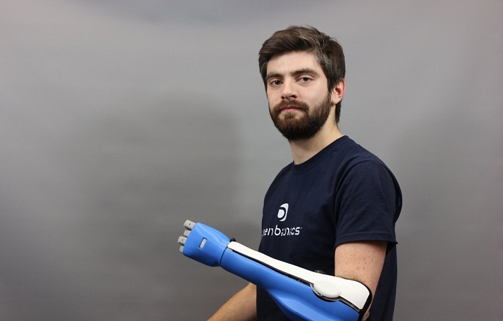 Luke byl jeden z prvních testerů bionické ruky.