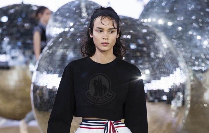 Short crop-top sweatshirts and mini skirts!