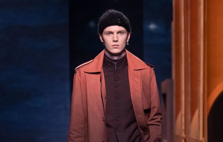 Muž na přehlídce Dior FW2021