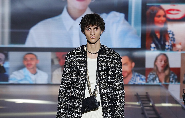 Muž na přehlídce Dolce & Gabbana FW2021