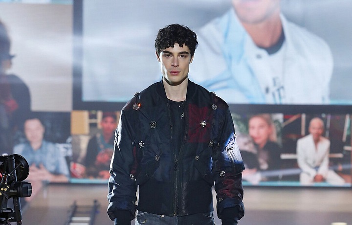 Muž na přehlídce Dolce & Gabbana FW2021