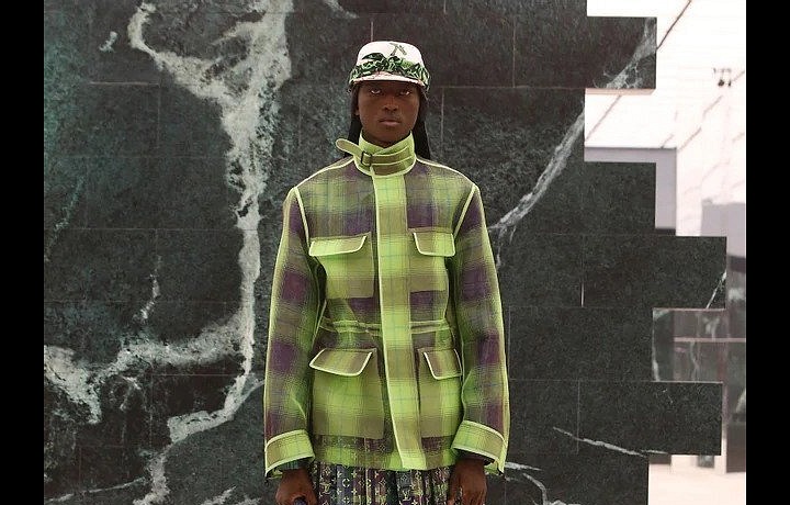 Muž na přehlídce Louis Vuitton FW2021