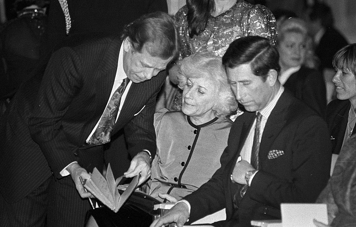 Po boku ostatních prezidentů nebo králů působila sama královsky. 