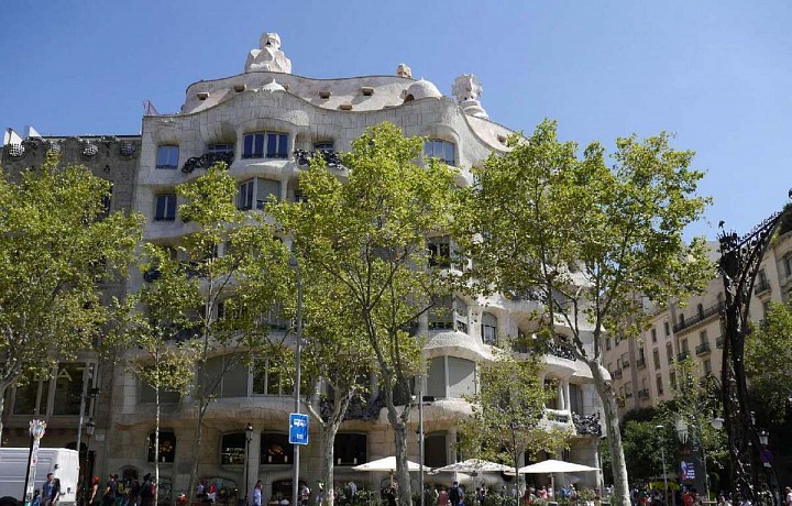 Běžně lákají v Barceloně pozornost domy Antonia Gaudího