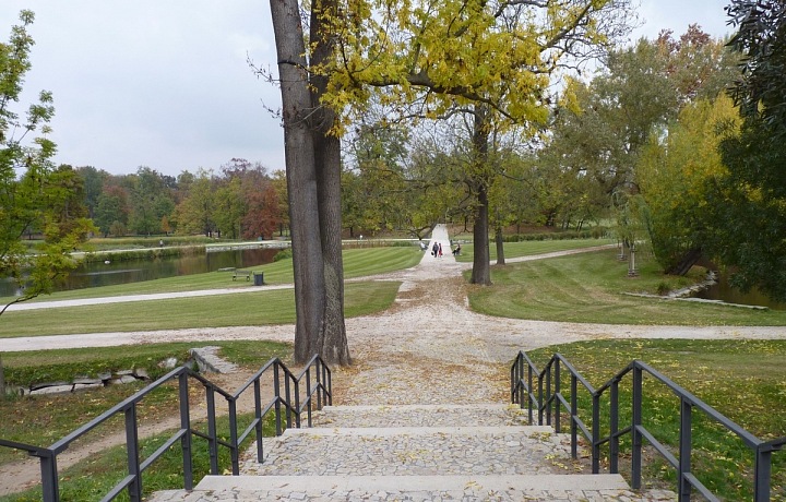 Jedna z přístupových cest do parku Stromovka