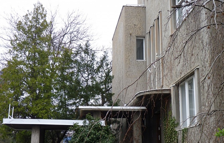 Detail of the entrance