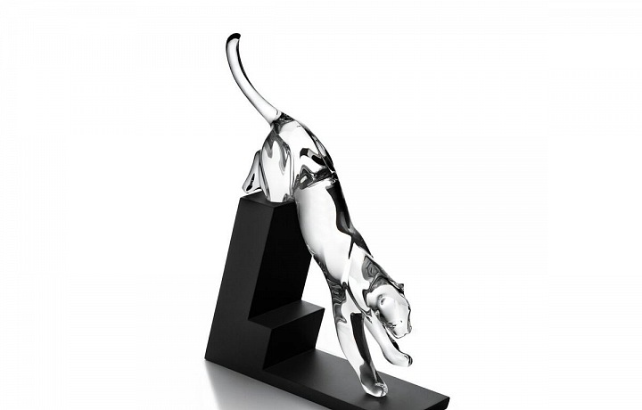 The crystal statuette of a panther