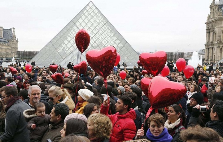 Valentýnská atmosféra v ulicích Paříže