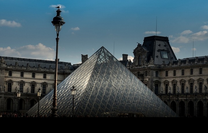 Paříž attracts people form all over the world