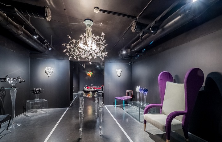 Krom váz jsou k vidění i kousky nábytku. 