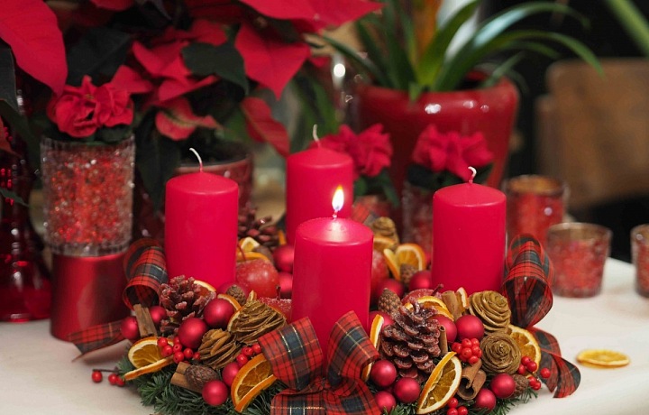 Adventní věnec do červena