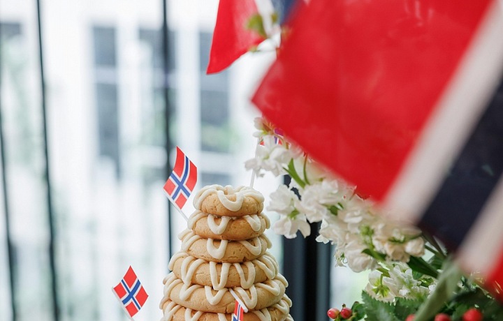 Slávna torta „kransekage“ .