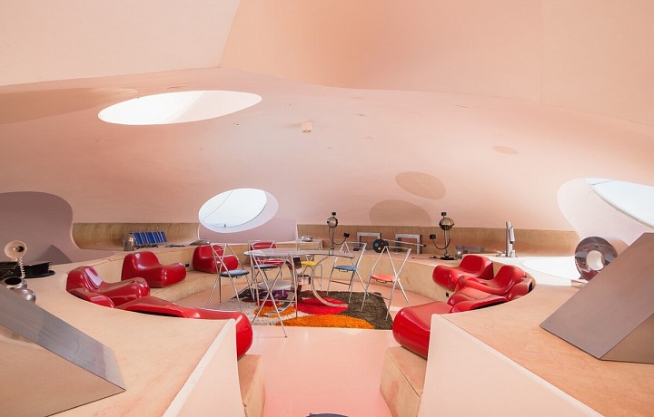 Obývací část neuvěřitelné vily Pierra Cardina