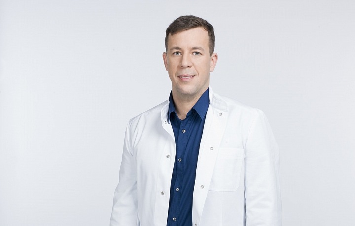 Plastický chirurg Ján Pilka pózuje na fotce.