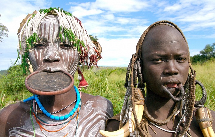 At first glance, the Surmovians look very similar to the Mursians, but they can be distinguished by their clothing or decorations.