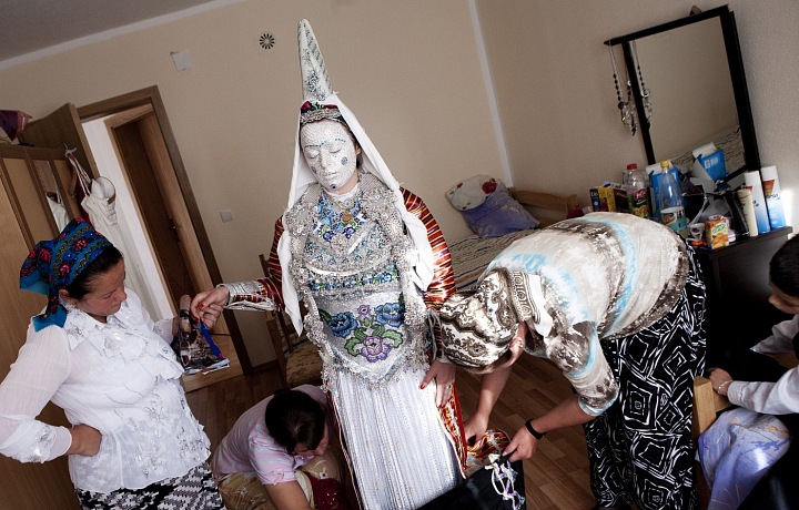 Na hlavu neveste položia kužeľovitú čiapku s červeným závojom