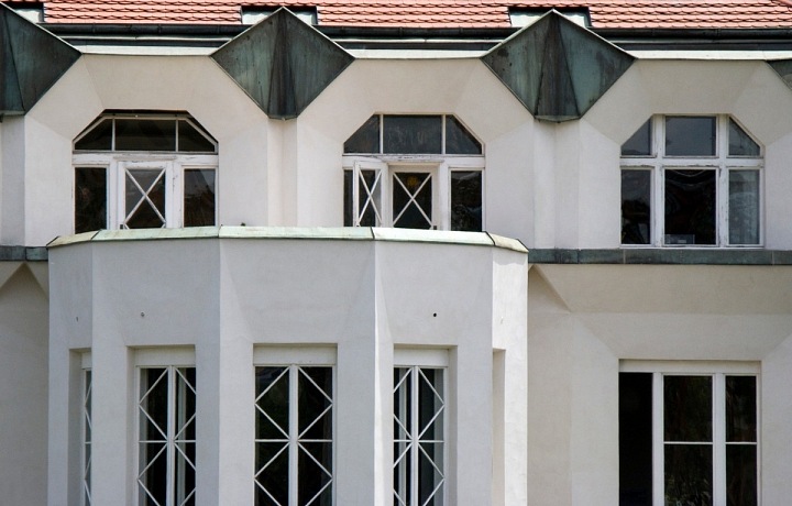 Kubistická Kovařovicova vila, detail elegantní vily pod pražským Vyšehradem 