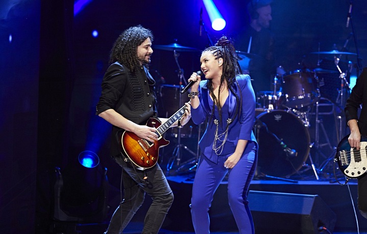 The couple matches perfectly on stage