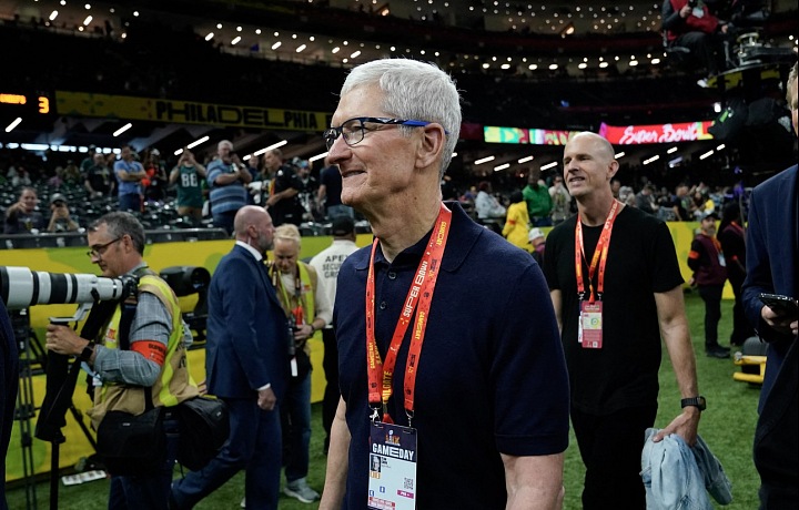 Tim Cook visited the Super Bowl for the first time, 2025
