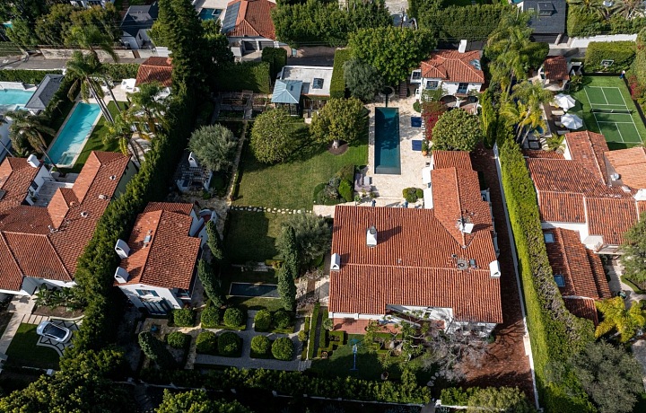 The house is in close proximity to others, Selena Gomez and Benny Blanco