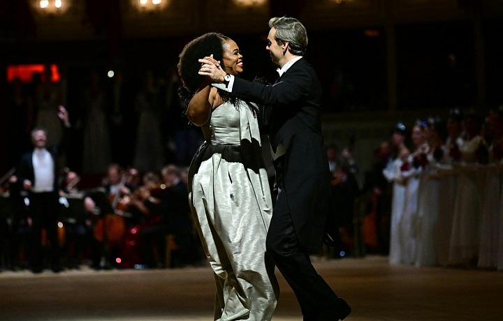 Jihoafrická sopranistka Pretty Yende a francouzský tenorista Benjamin Bernheim tančí během 68. ročníku vídeňského Opernballu