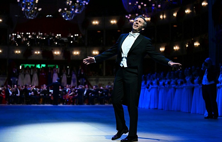 Francouzský tenorista Benjamin Bernheim zpívá během 68. ročníku vídeňského Opernballu ve Státní opeře ve Vídni