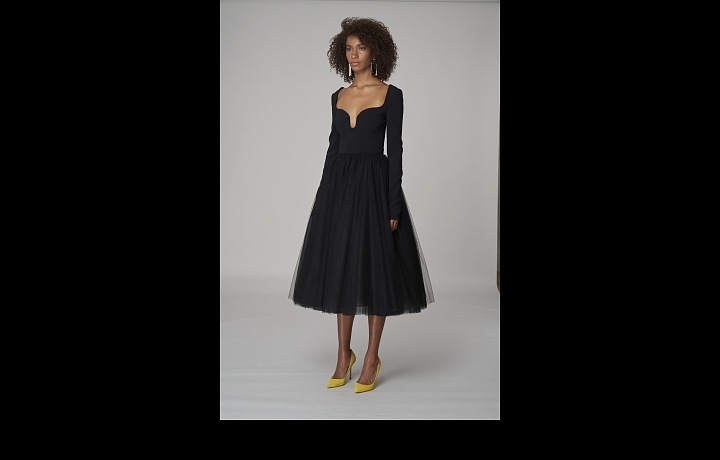 Žena v černých šatech