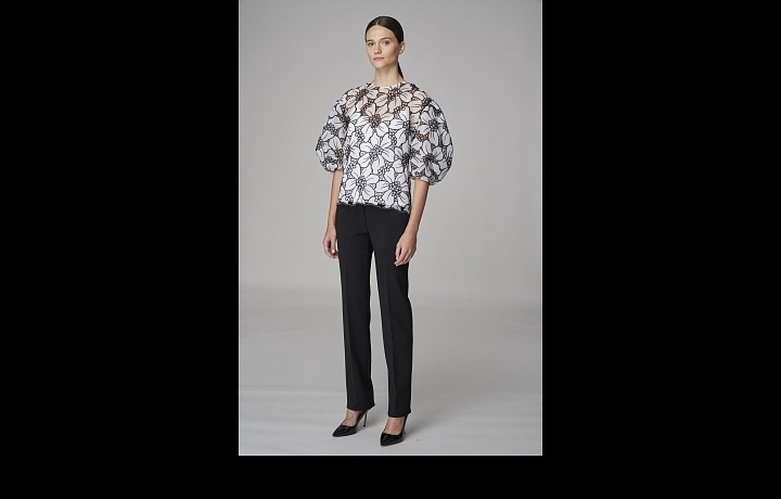 Černobílá halenka s velkými květy