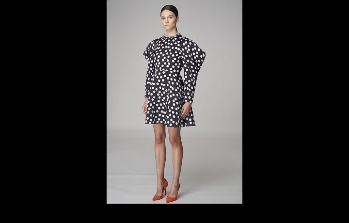 Žena v černobílých puntíkovaných šatech