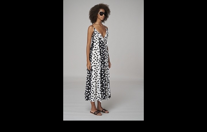 Žena v černobílých puntíkovaných šatech